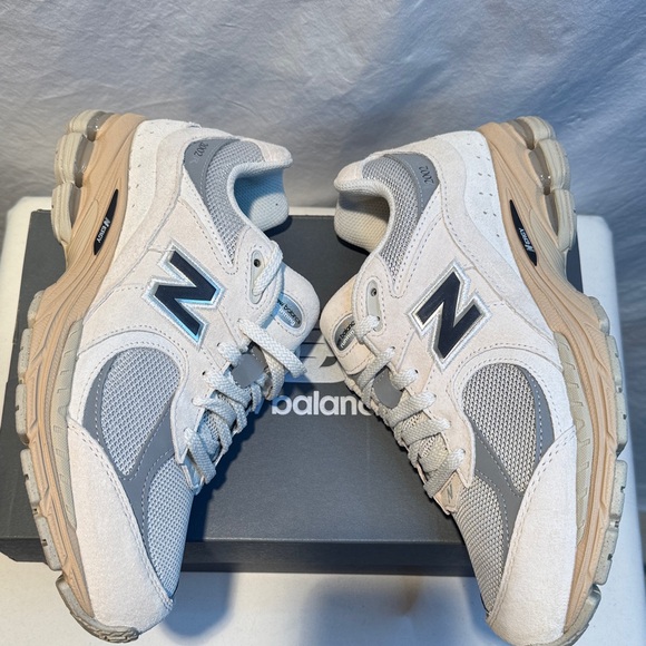 🆕 New Balance Men's Beige and Gray Sneakers - Picture 3 of 9